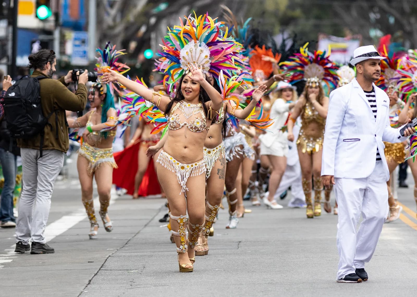 Danseuse de carnaval en plumes et paillettes lors d'un défilé de rue