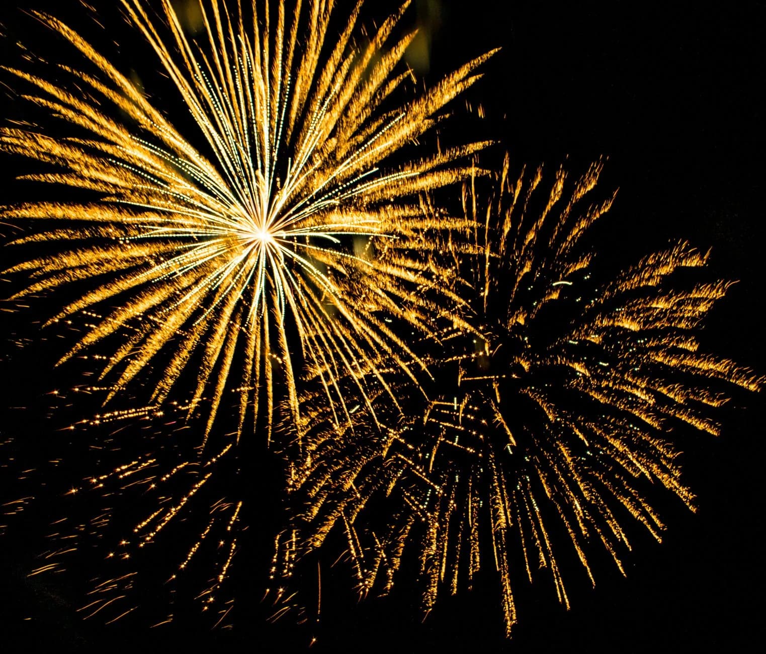 Feux d'artifice dorés éclatant dans le ciel nocturne du réveillon