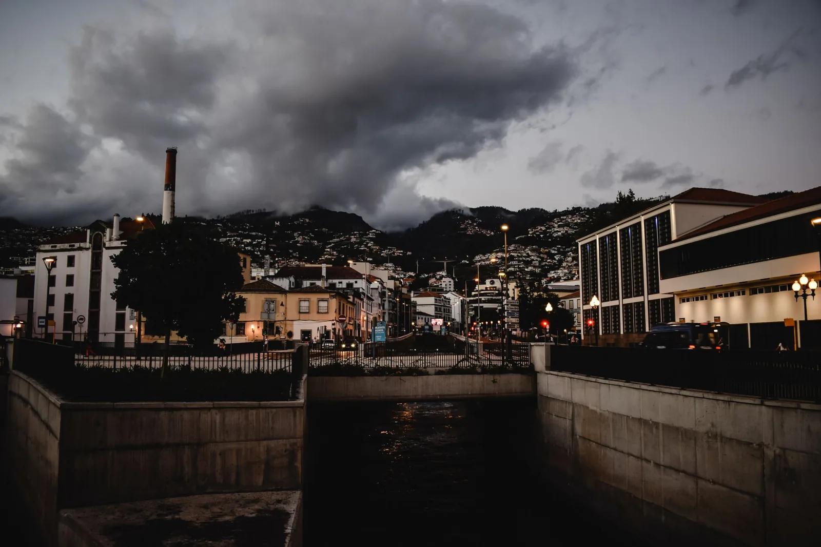 Vue de Funchal à la tombée du jour, capitale de Madère