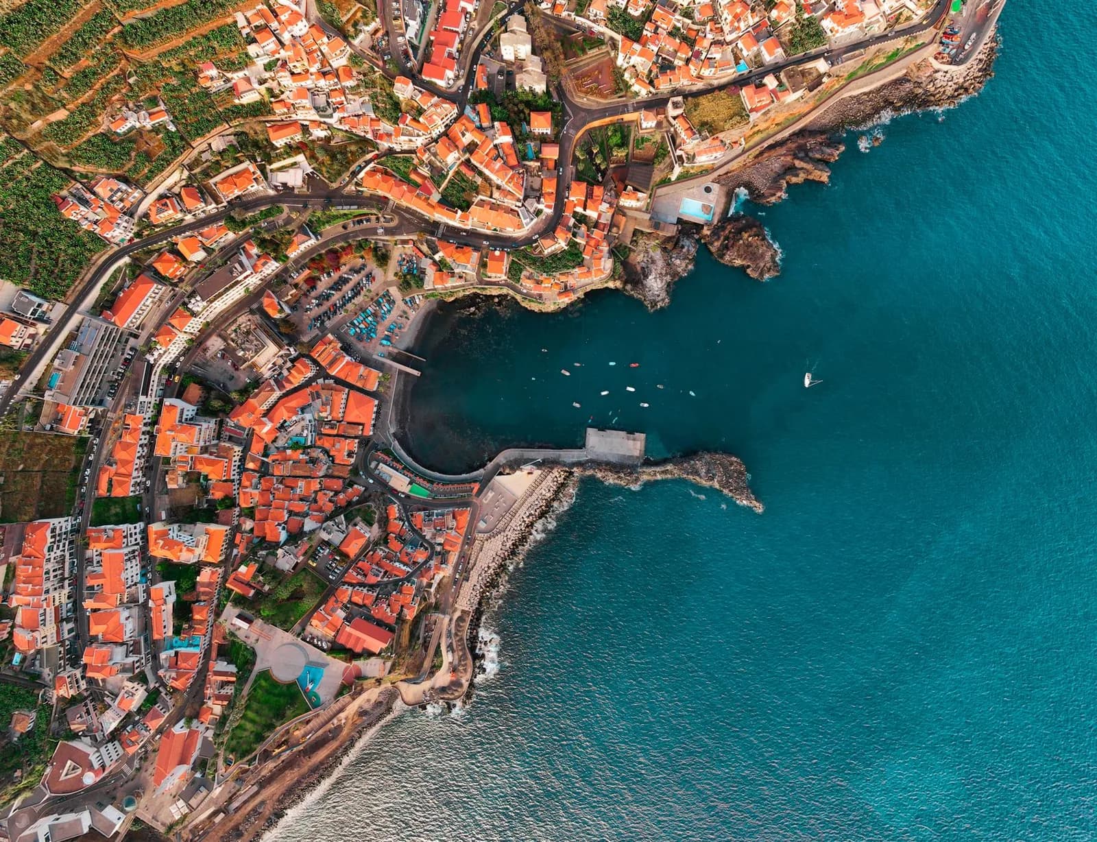Vue aérienne d'une ville côtière de Madère, destination d'expatriation atlantique