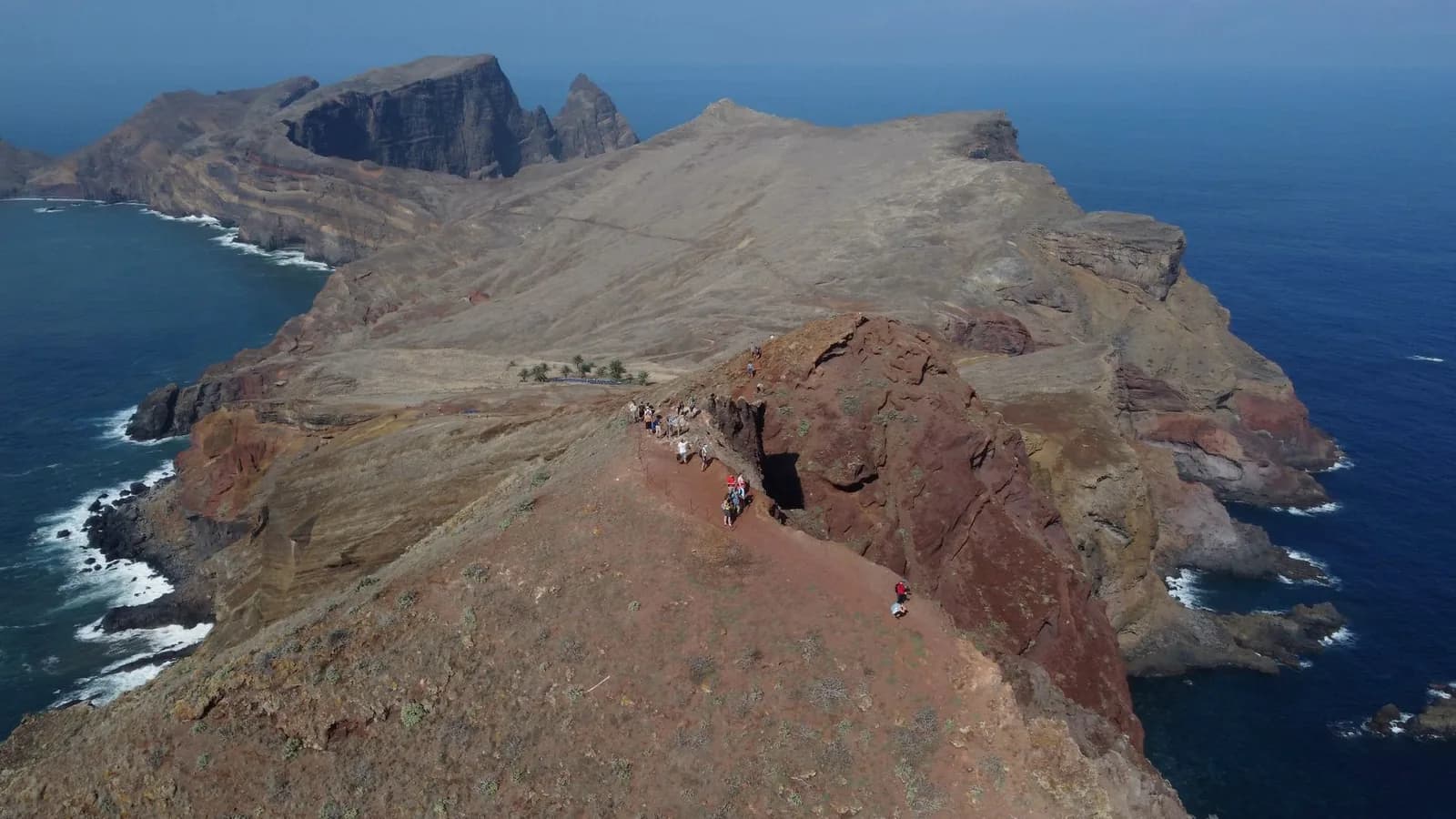 Sentier de la presqu'île de São Lourenço parcouru par des randonneurs, Madère