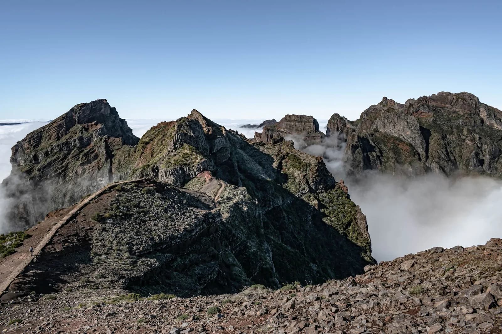 Les sommets du Pico do Arieiro au-dessus d'une mer de nuages, Madère