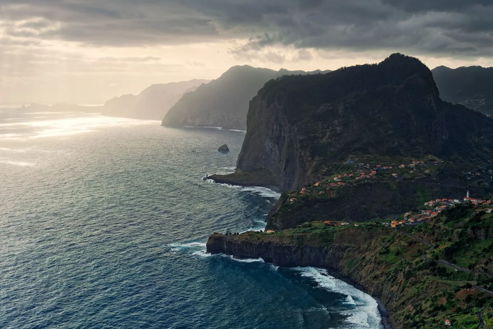 Côte escarpée de Madère vue du ciel, l'île desservie par l'aéroport de Funchal
