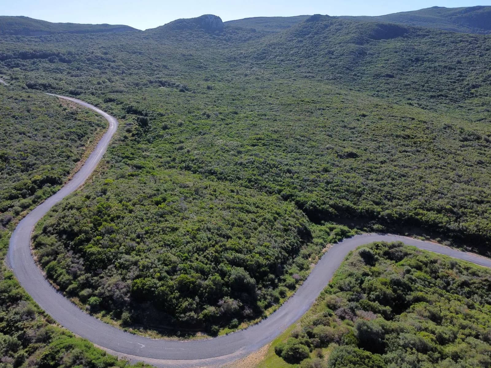 Route de montagne sinueuse en lacets, typique des trajets sur l'île