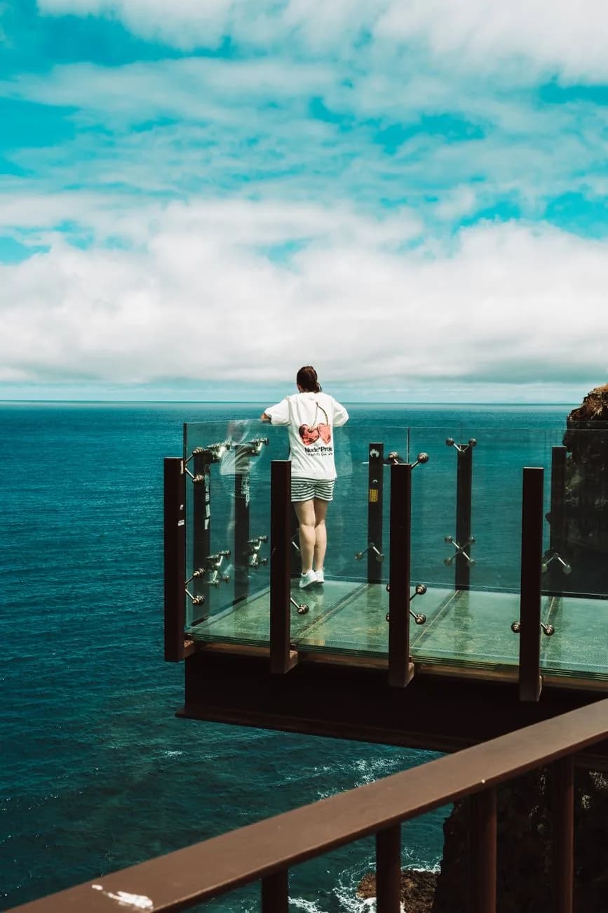 Le skywalk de verre du Cabo Girão suspendu au-dessus de l'océan, côte sud de Madère