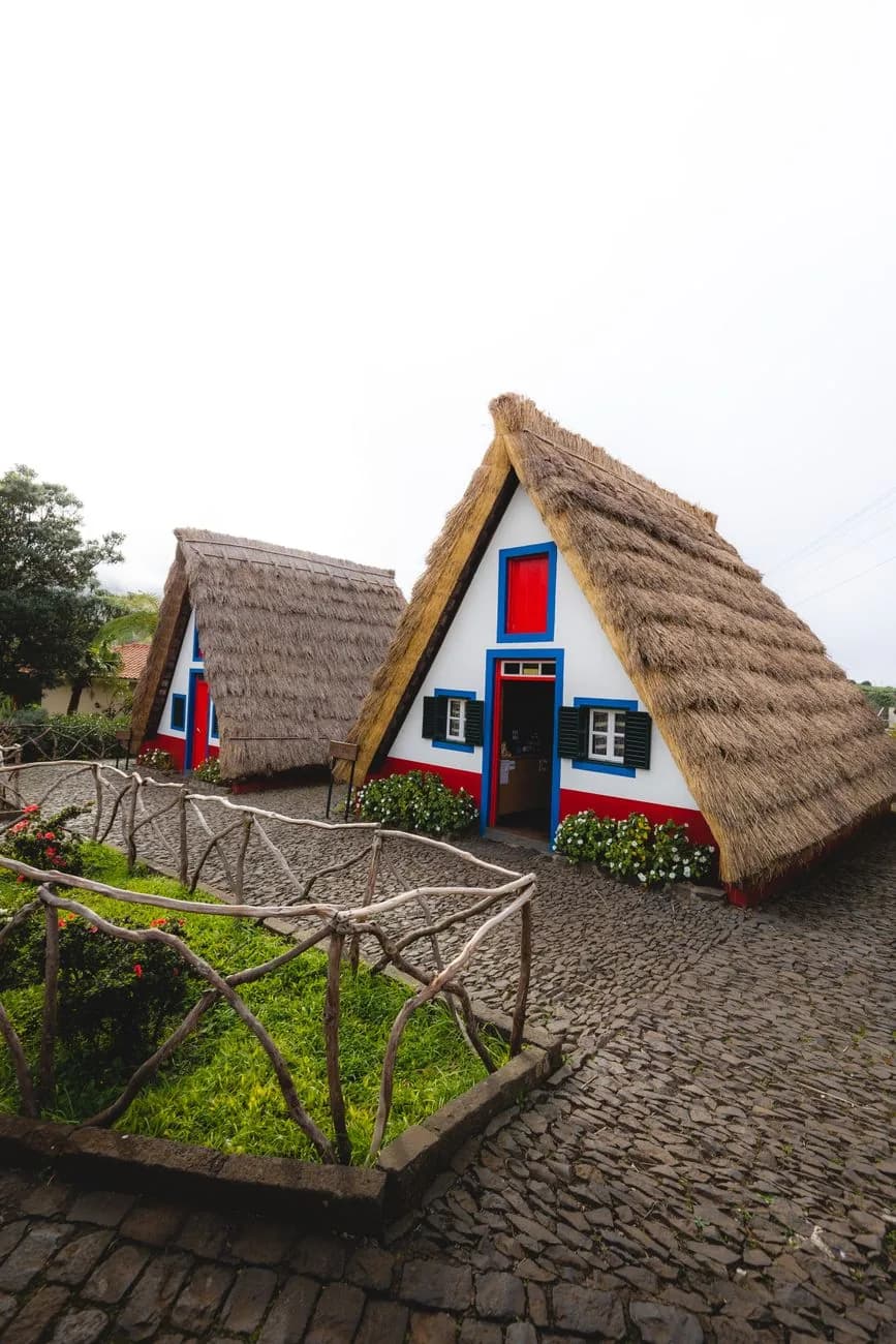 Deux casas de colmo restaurées au toit de chaume et cour pavée à Santana, Madère