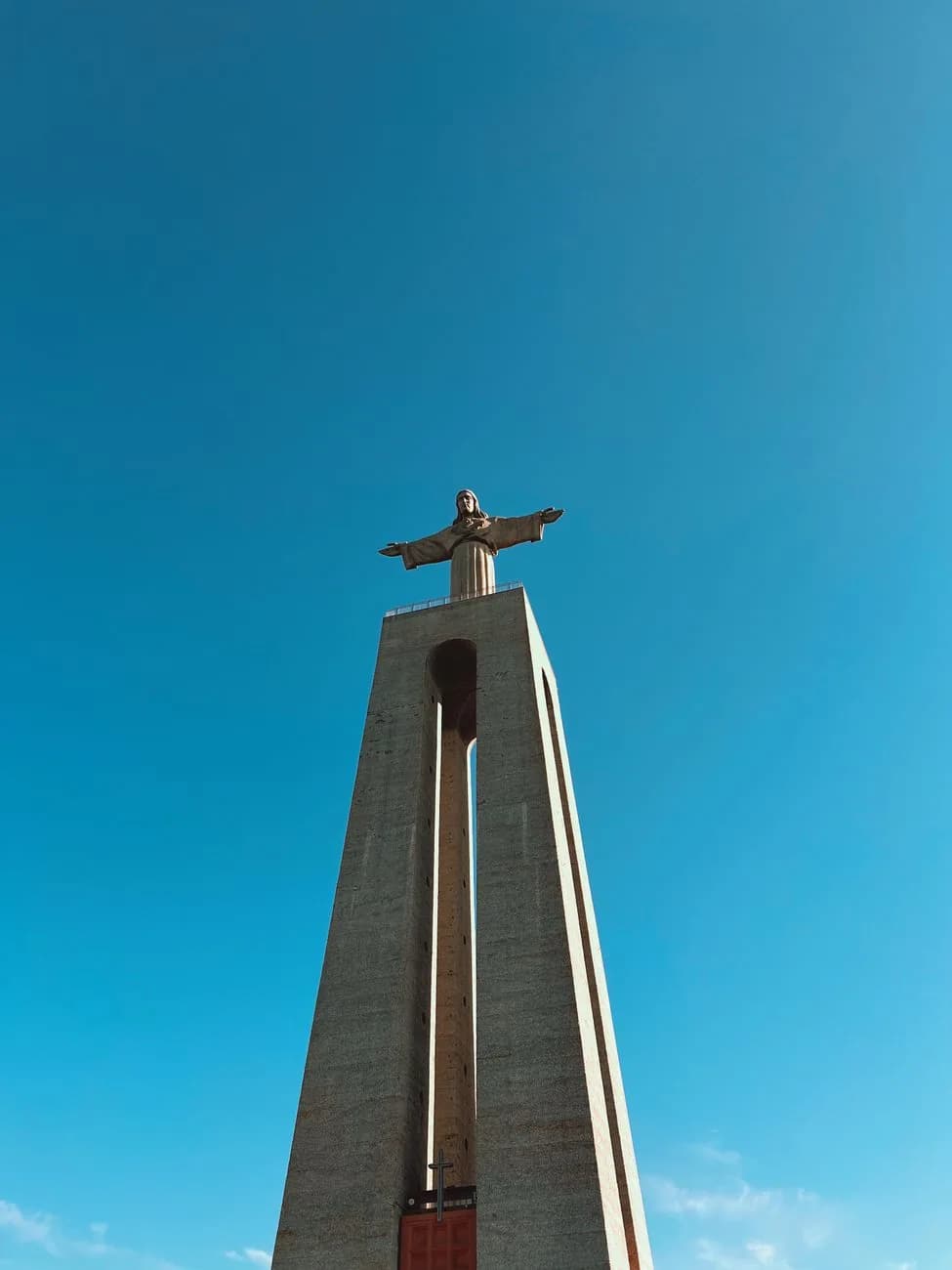 La statue du Cristo Rei sur la Ponta do Garajau surplombant l'océan, Madère