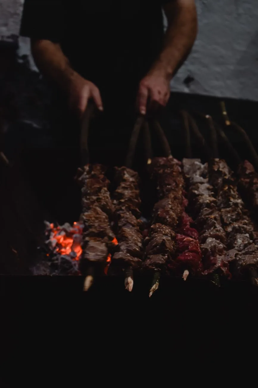 Brochettes de viande grillées sur broches en bois, façon espetada, spécialité de Madère