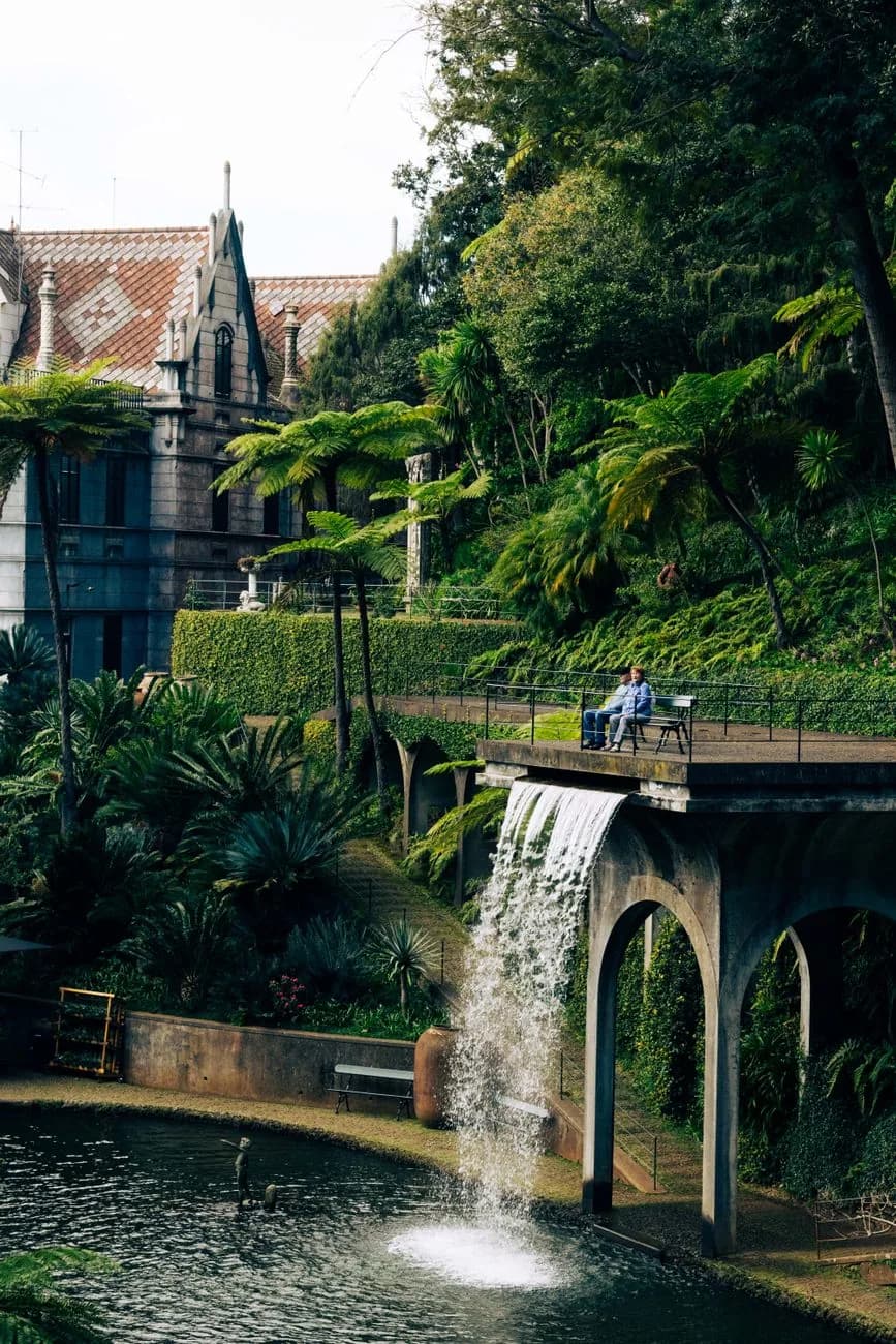 Bassin et azulejos du jardin Monte Palace Tropical Garden à Monte, Madère