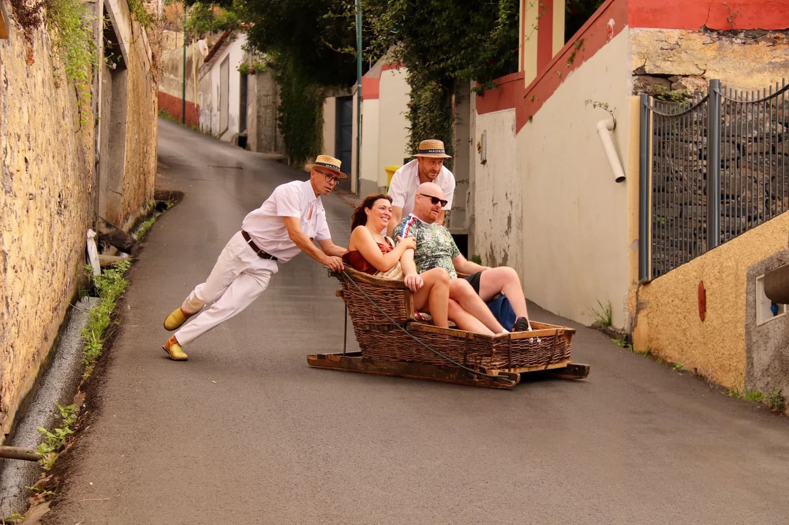 Luge en osier (carro de cesto) et carreiros descendant les rues de Monte à Madère