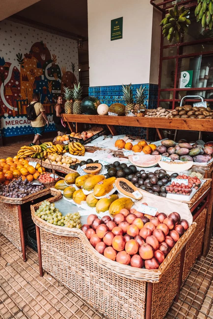 Étals de fruits du marché des Lavradores à Funchal, un aperçu du quotidien à Madère