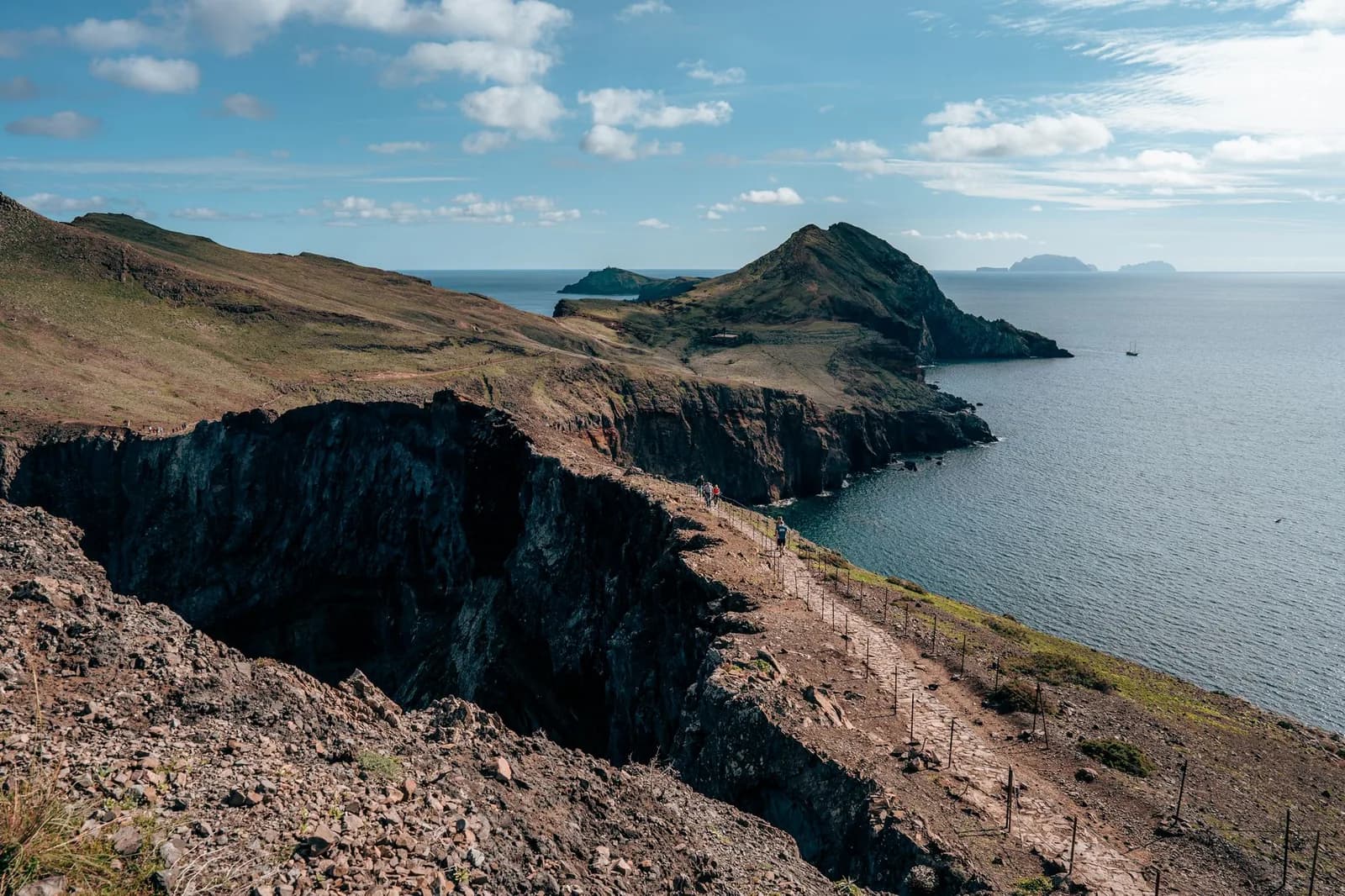 Panorama de la côte volcanique et des montagnes de Madère