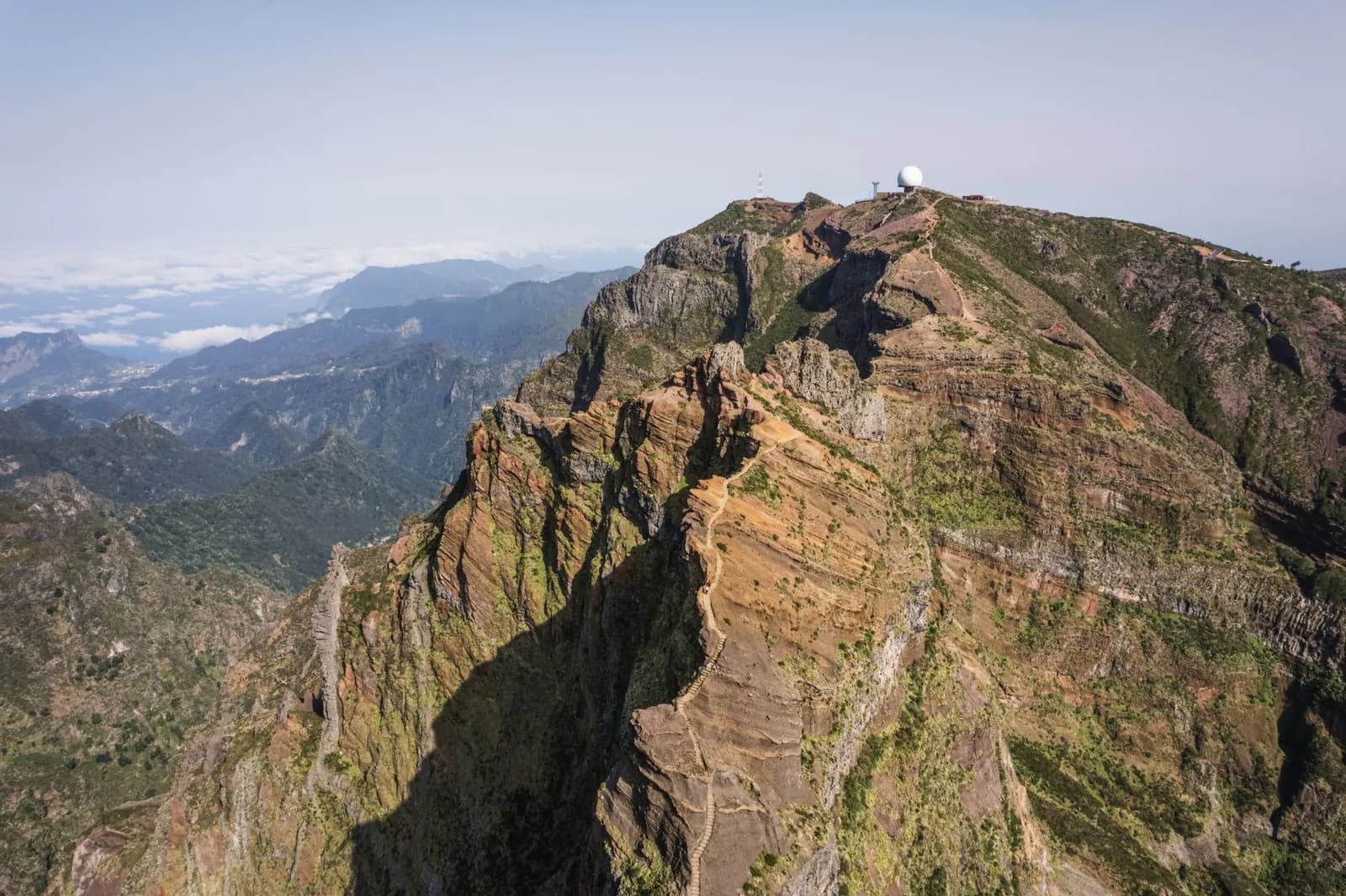 Le sommet du Pico do Arieiro et son observatoire radar, cordillère centrale de Madère
