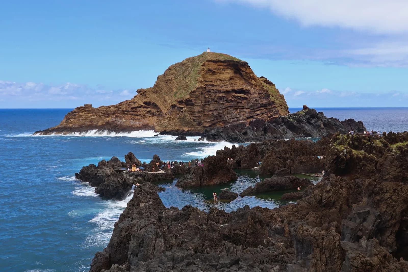 Les piscines naturelles de lave de Porto Moniz et l'îlot Mole, pointe nord-ouest de Madère