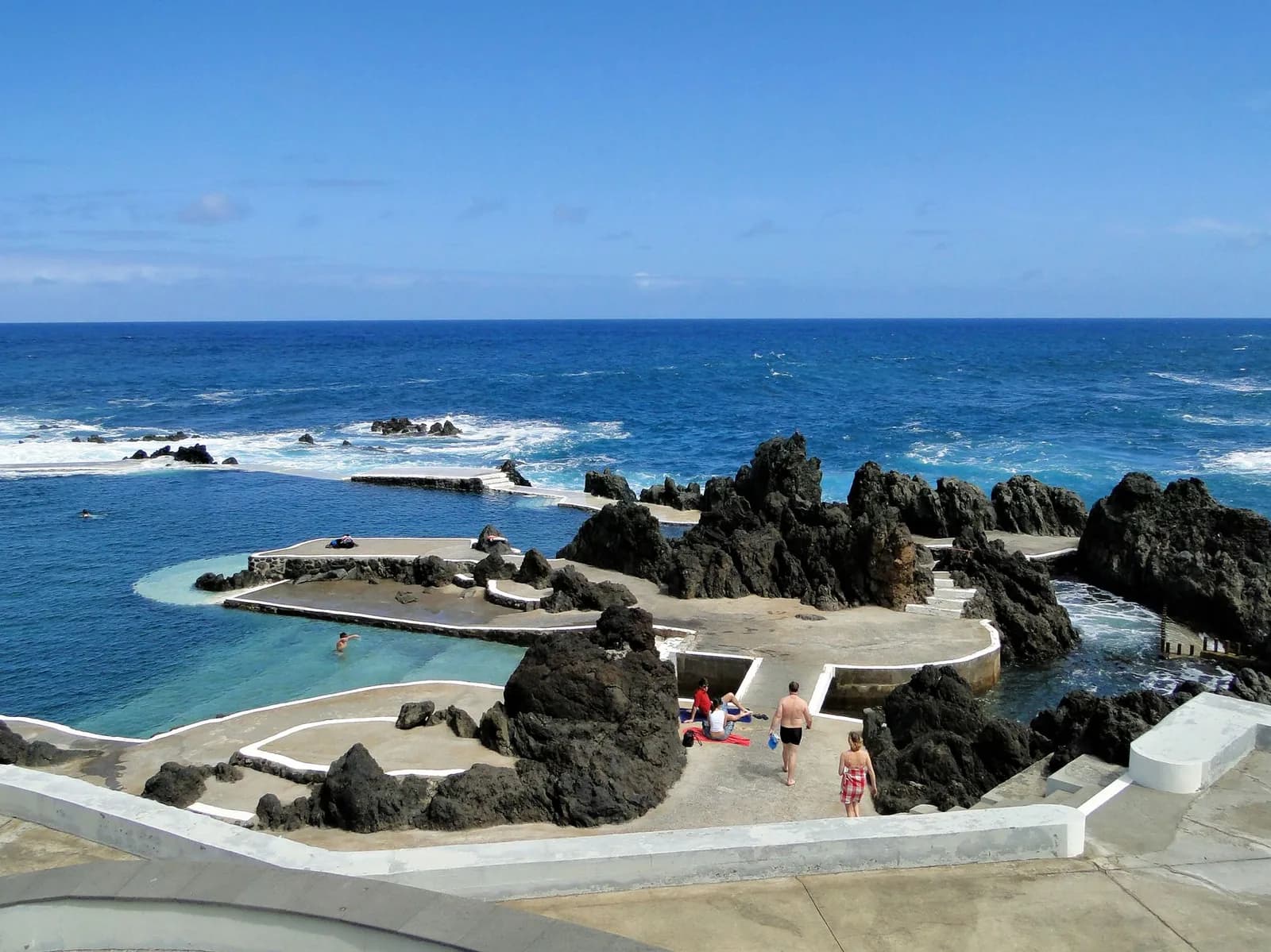 Piscines naturelles volcaniques de Porto Moniz à Madère, face à l'Atlantique