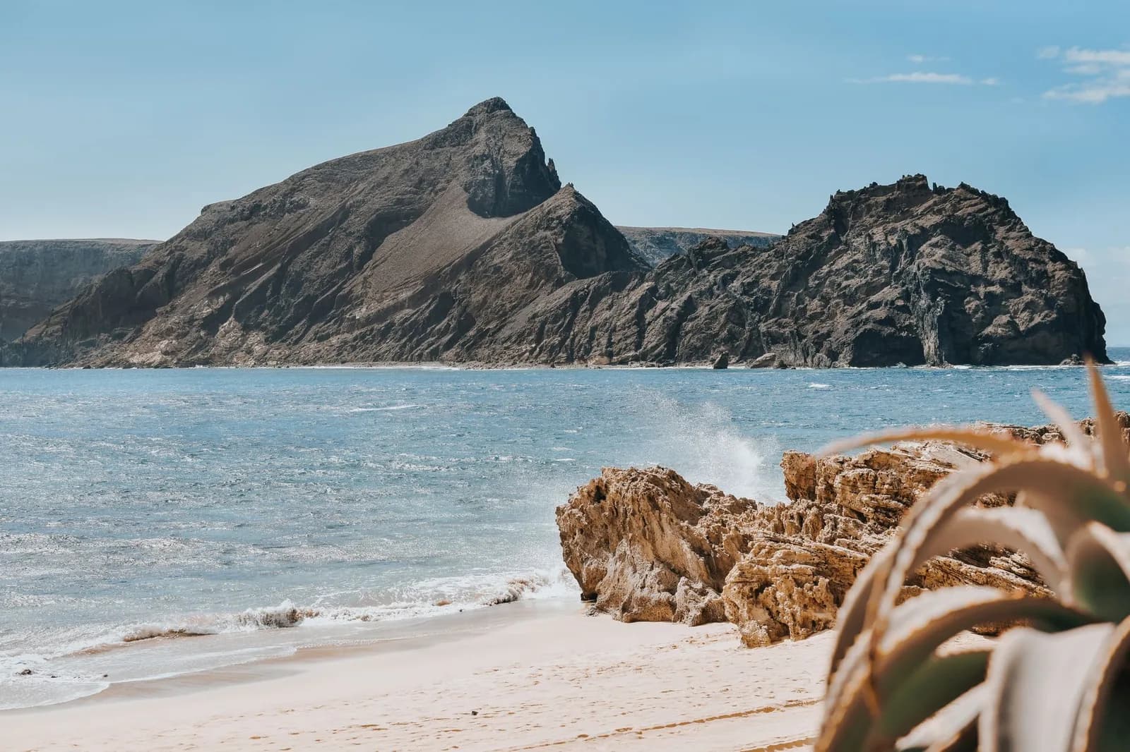 Sable doré de la plage de Porto Santo et îlot rocheux au large, Madère