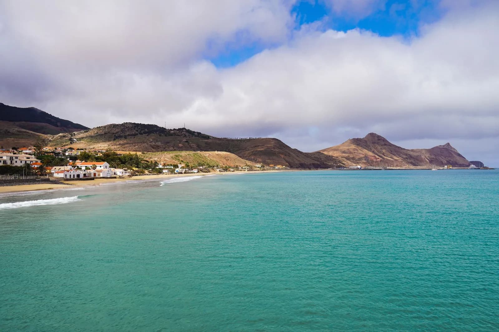 Longue plage de sable doré de Porto Santo, près de Madère