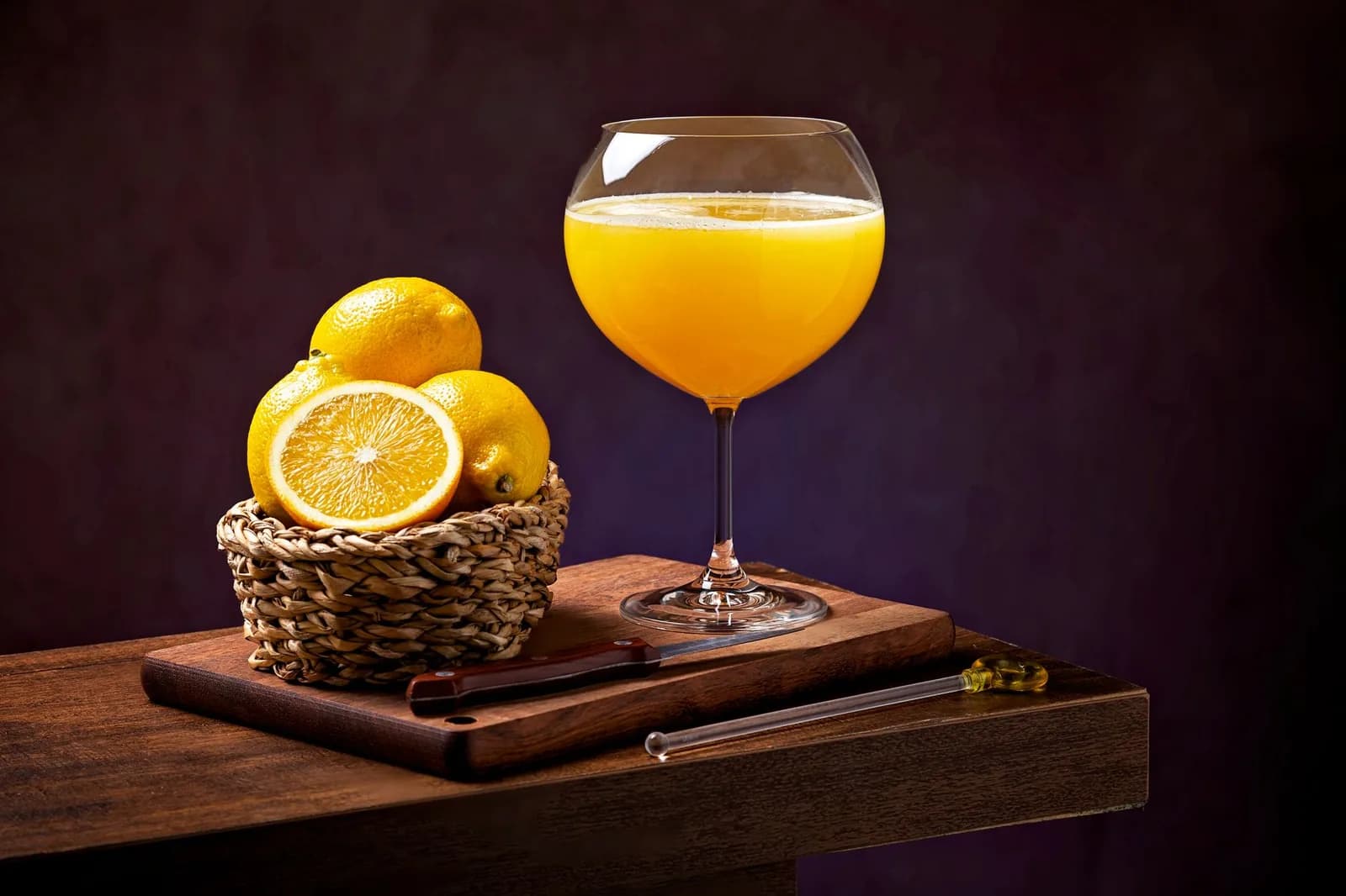 Boisson jaune à base d'agrumes et de miel servie dans un verre, façon poncha de Madère