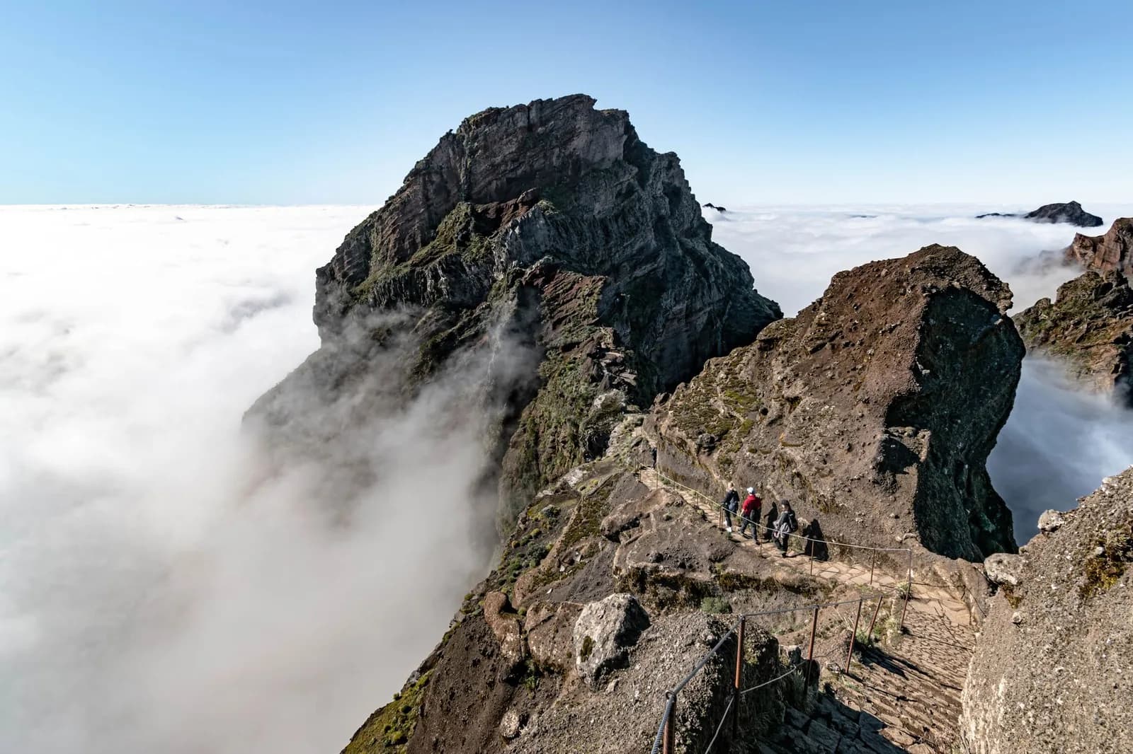 Randonneurs sur le sentier PR1 vers le Pico Ruivo au-dessus de la mer de nuages, Madère
