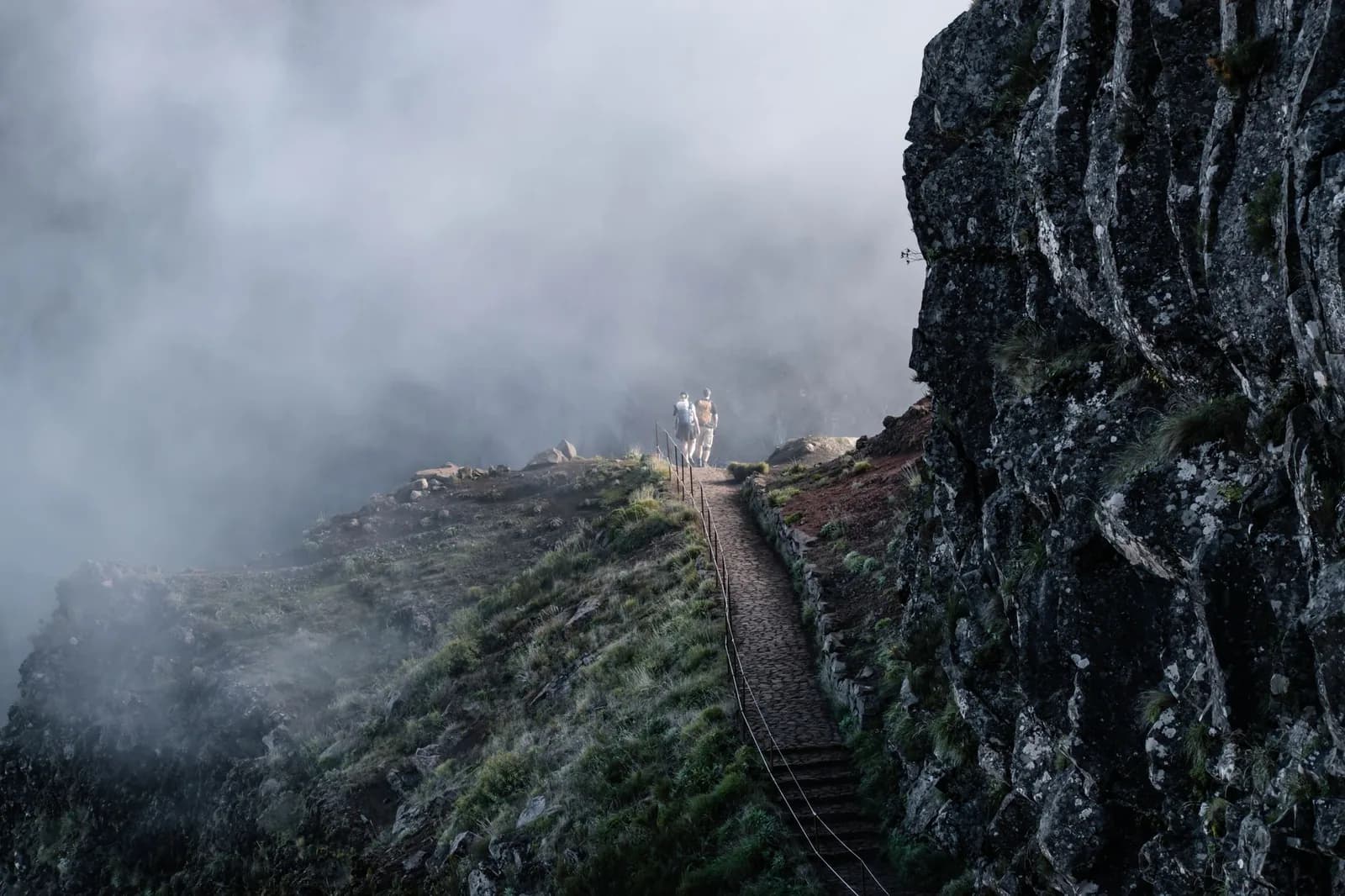 Sentier de montagne dans le brouillard près du Pico Ruivo, illustrant la prudence requise, Madère