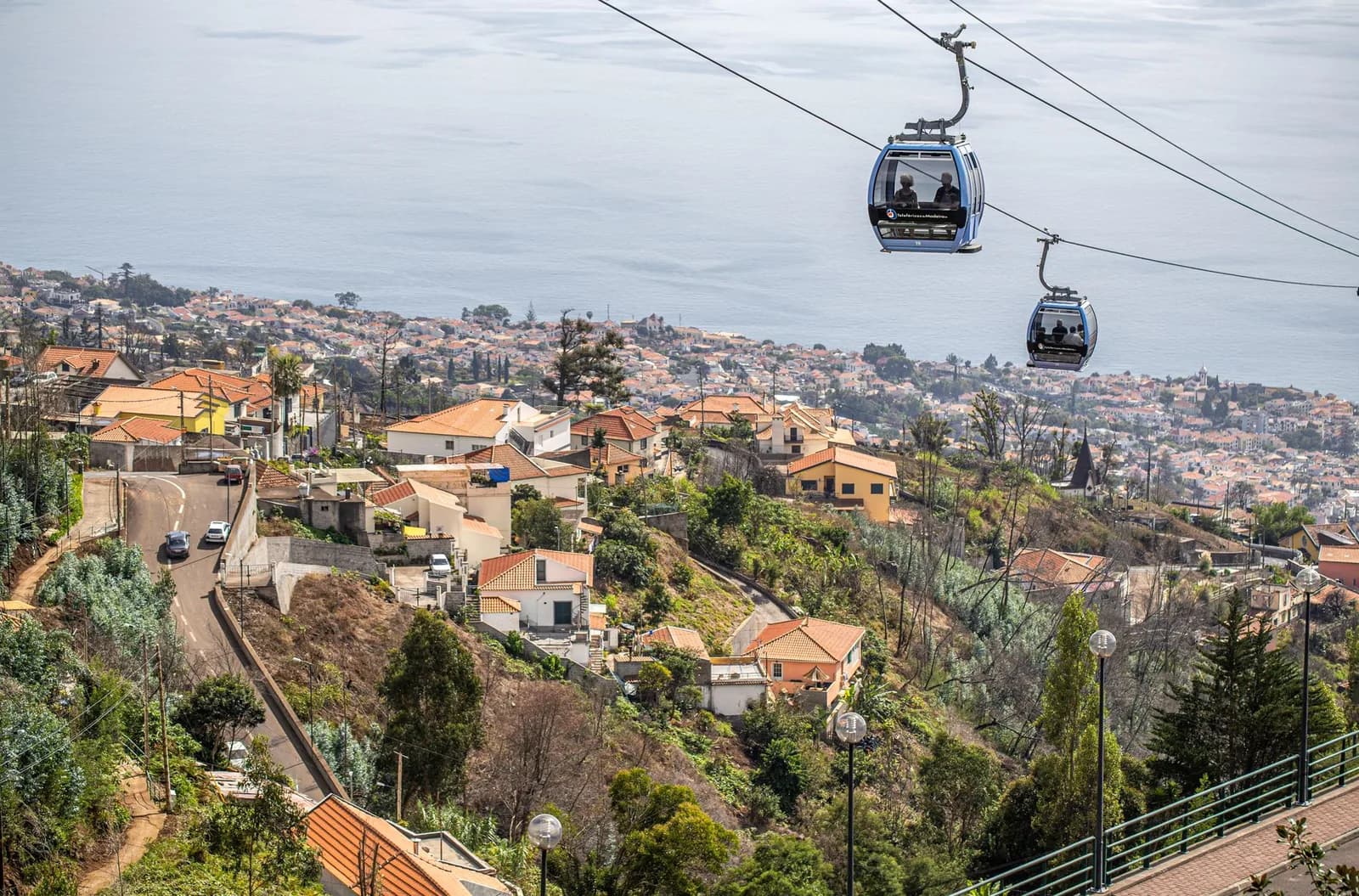 Cabine du téléphérique de Funchal survolant la ville, en route vers Monte