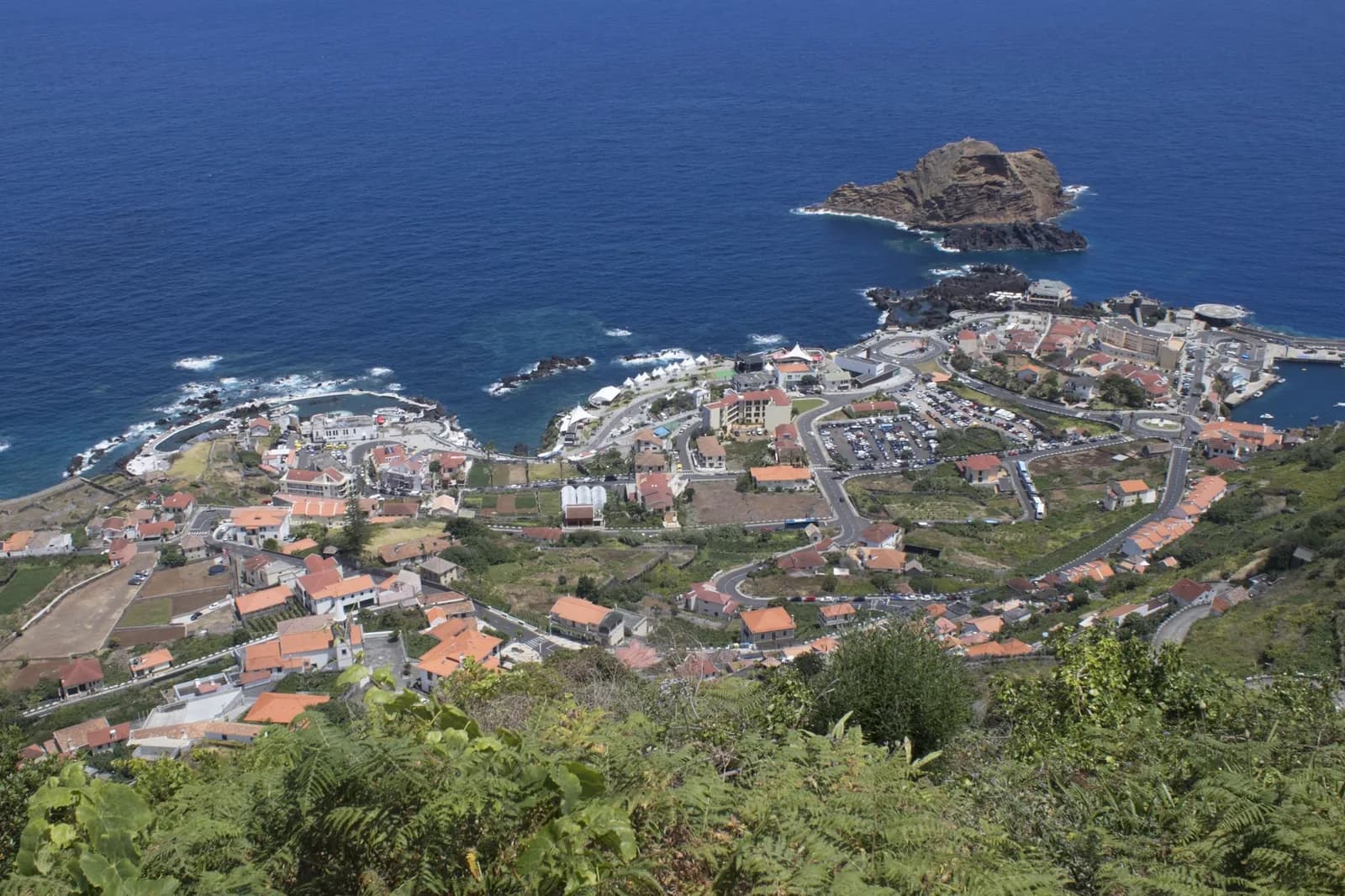 Vue aérienne du village de Porto Moniz, ses piscines et l'îlot Mole, nord-ouest de Madère