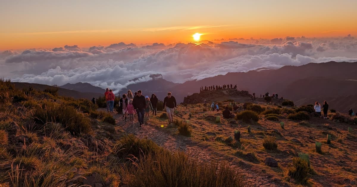 Mer de nuages au lever du soleil depuis le Pico do Arieiro