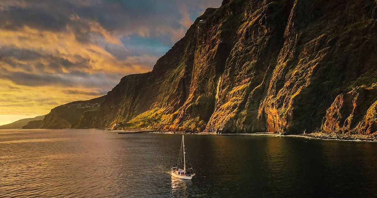 Voilier au coucher du soleil depuis Funchal