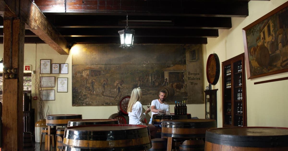 Fûts de vin de Madère dans un chai de Funchal